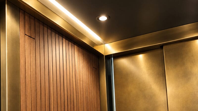 Warm hout, metalen accenten en subtiel geïntegreerde verlichting.